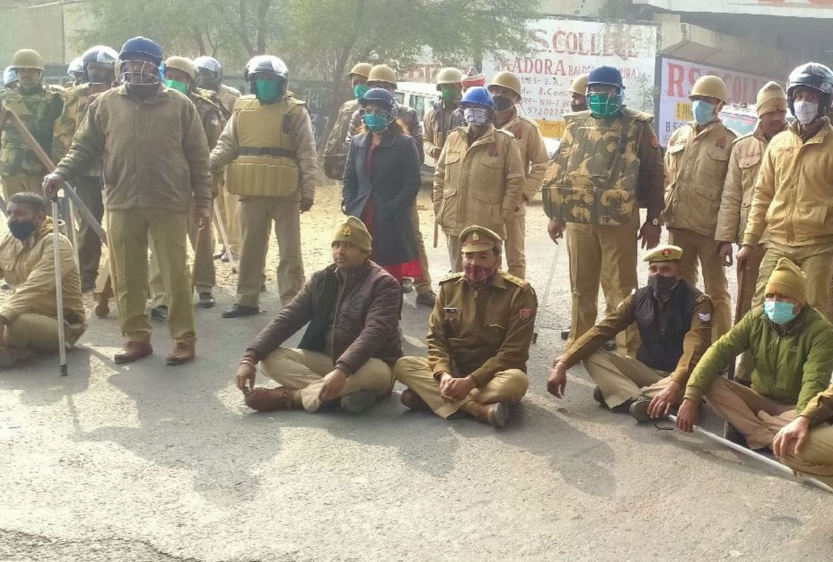 Police stop tractor rally of farmers in Mathura