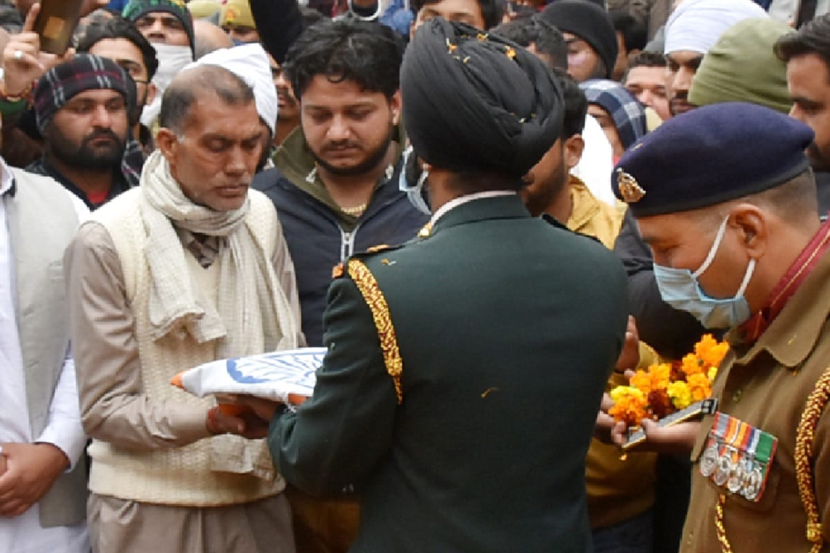 Lock me in the coffin, I will also go with him, wife cries while paying tribute to the martyred husband