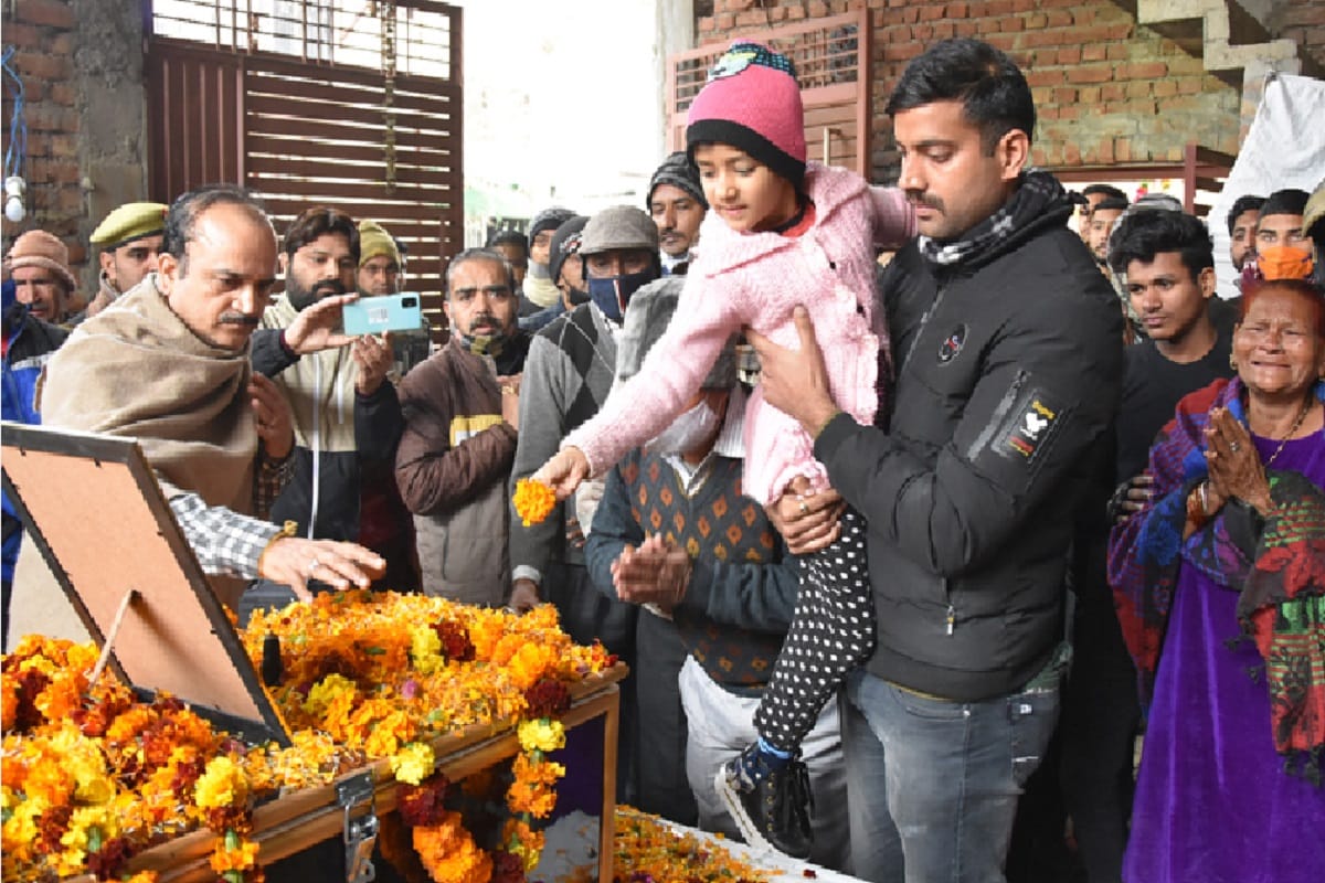 Lock me in the coffin, I will also go with him, wife cries while paying tribute to the martyred husband