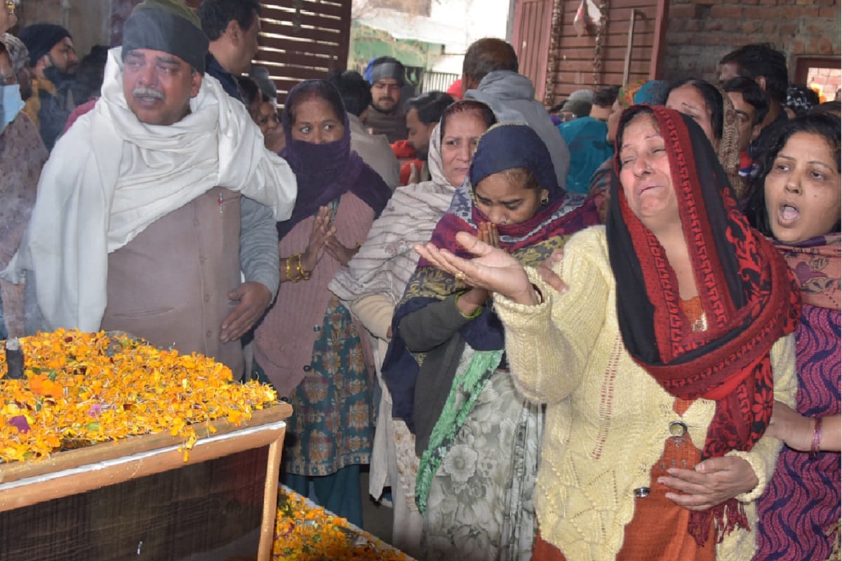 Lock me in the coffin, I will also go with him, wife cries while paying tribute to the martyred husband