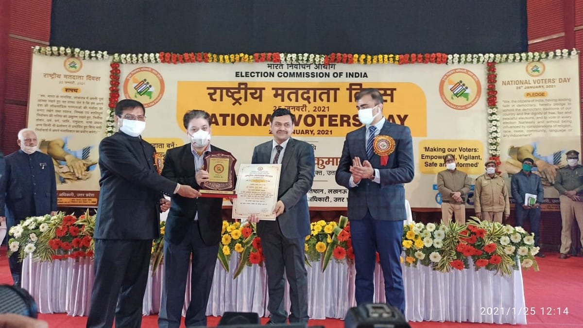 Voters Day: DM of Varanasi honored in Lucknow received Annual State for Best Electrol Practices Award