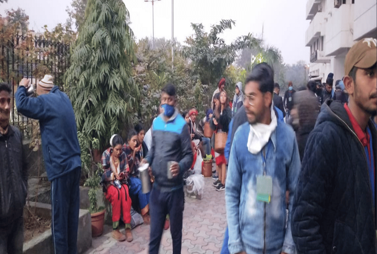 More than 200 artists including kids rescued by Delhi Police after being stranded for more than 2 hours near Red Fort