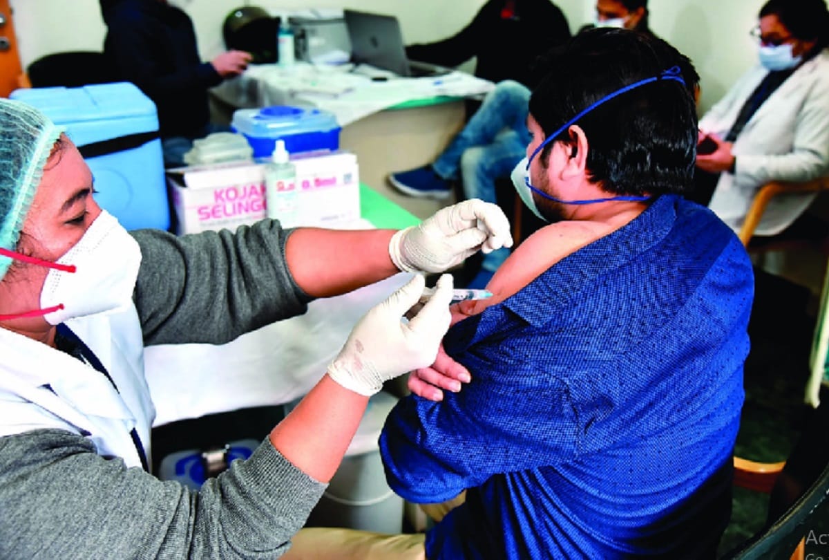Corona vaccine given to 100-100 health workers in 40 hospitals a day for the first time in Delhi
