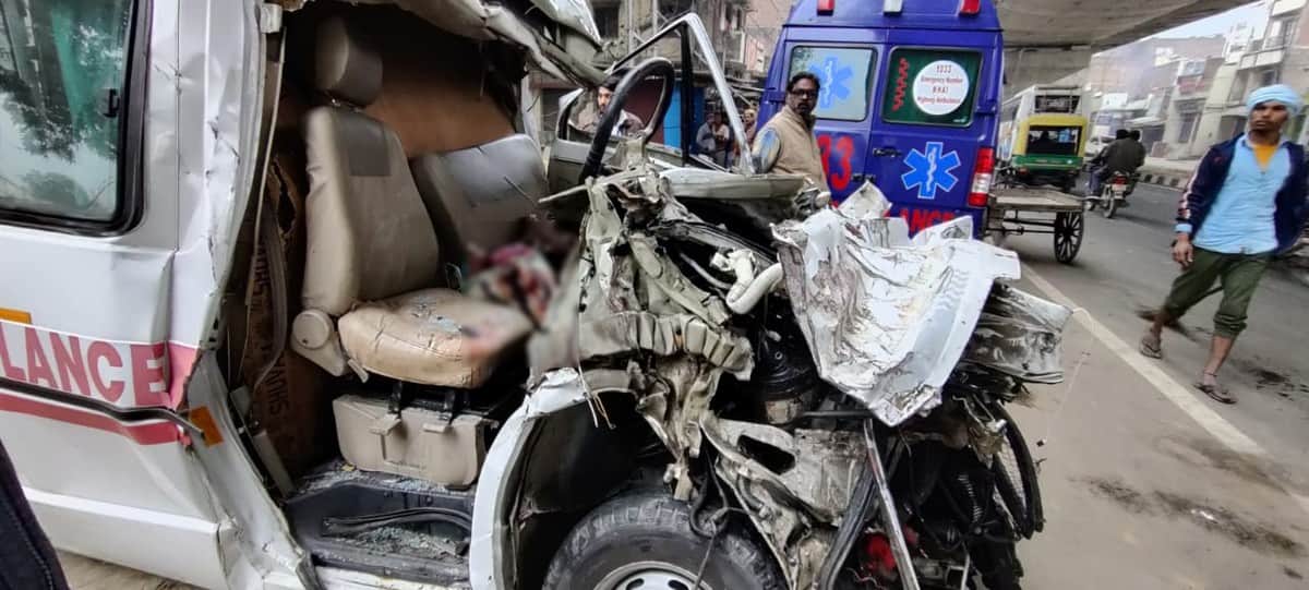 Tragic accident in Bhadohi: Five people died on spot in an ambulance collision in container carrying dead body