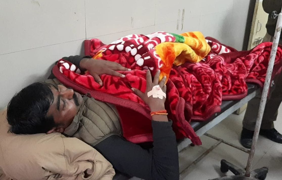 Attempt to crush Tilhapur outpost incharge with tractor