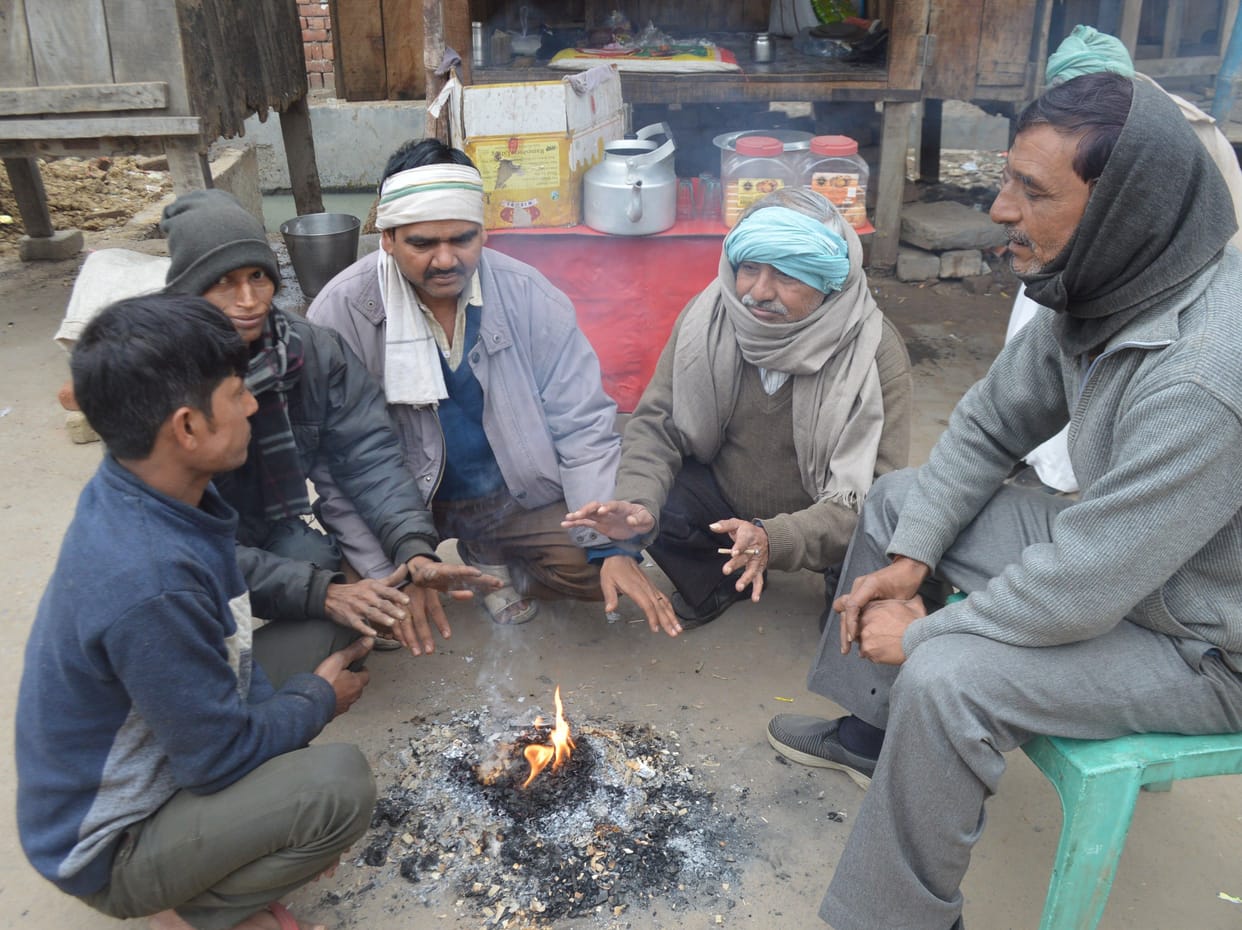 Hathras: Shocked by cold wave, shivering people