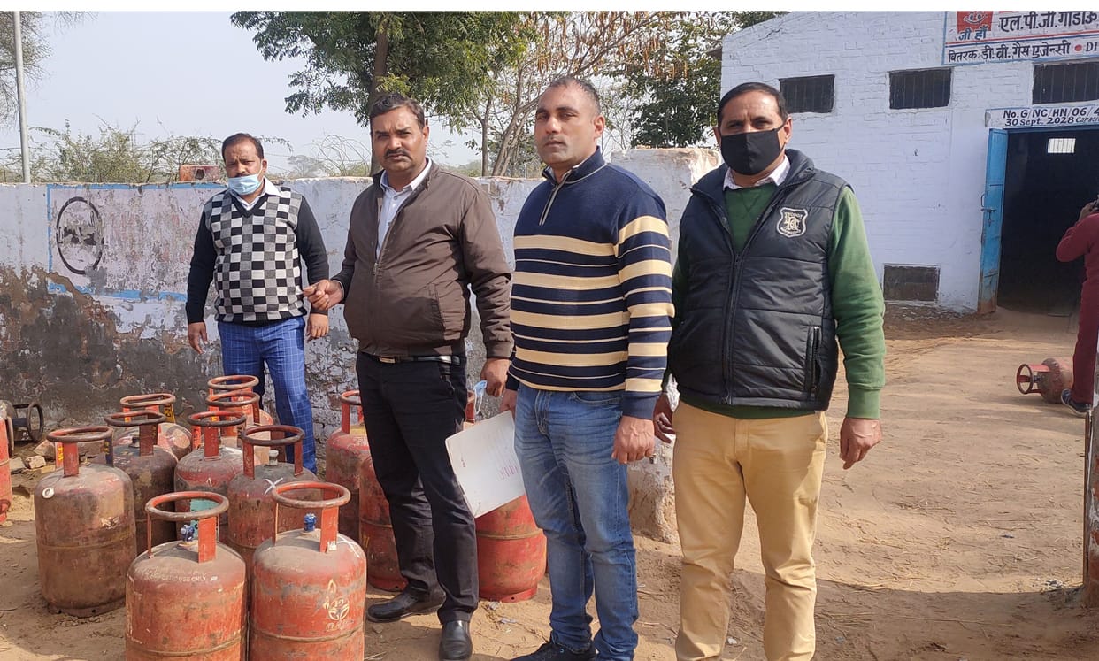 23 cylinders seized for commercial use of domestic gas