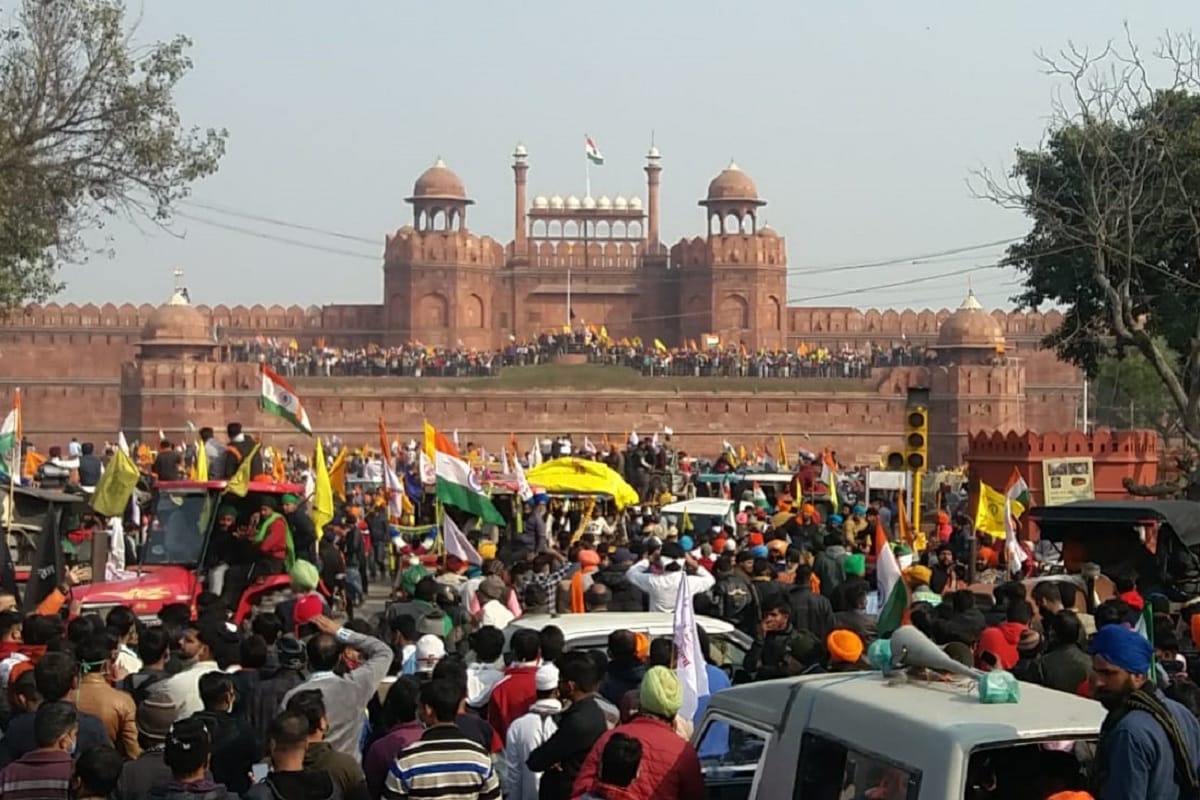 farmers protest in india red fort flag hoisting kisan aandolan delhi