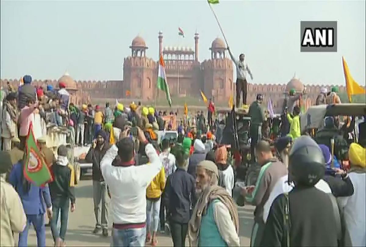 Kisan tractor rally violence : protesters in Red fort Delhi video republic day