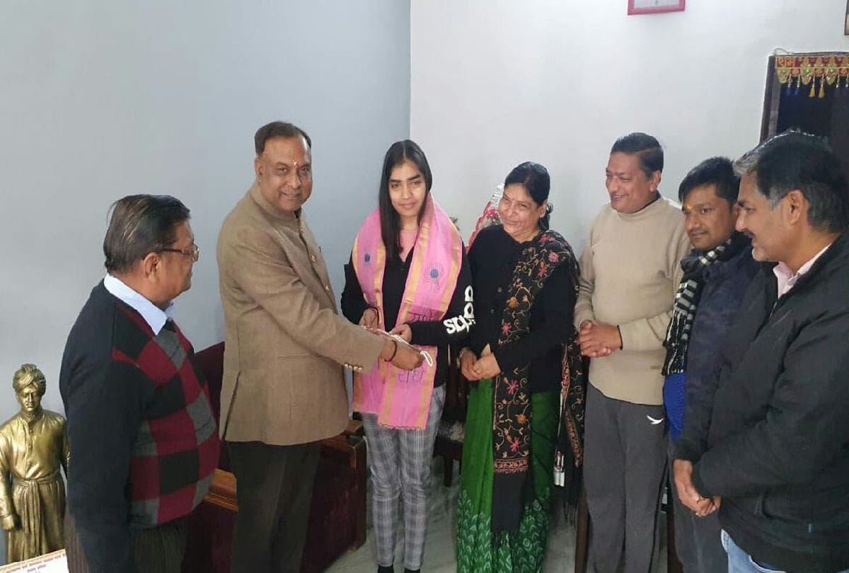 Road will be built in the name of young writer Ishika Bansal in agra