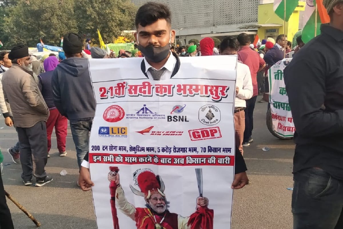 pictures of farmers protesting on ITO in New Delhi on Republic Day