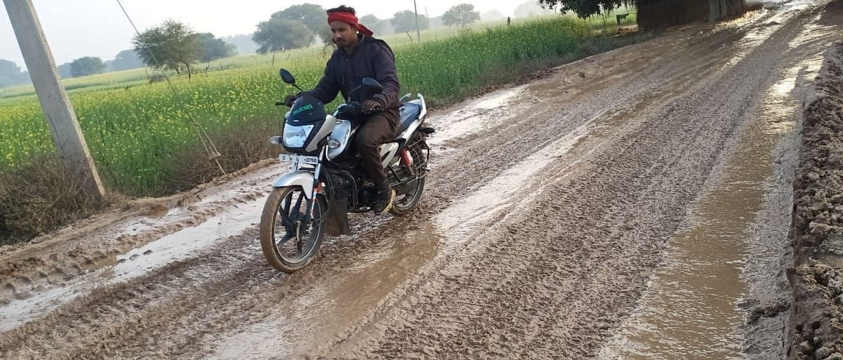 road,mud,mazhagwan,fathepur news,filled