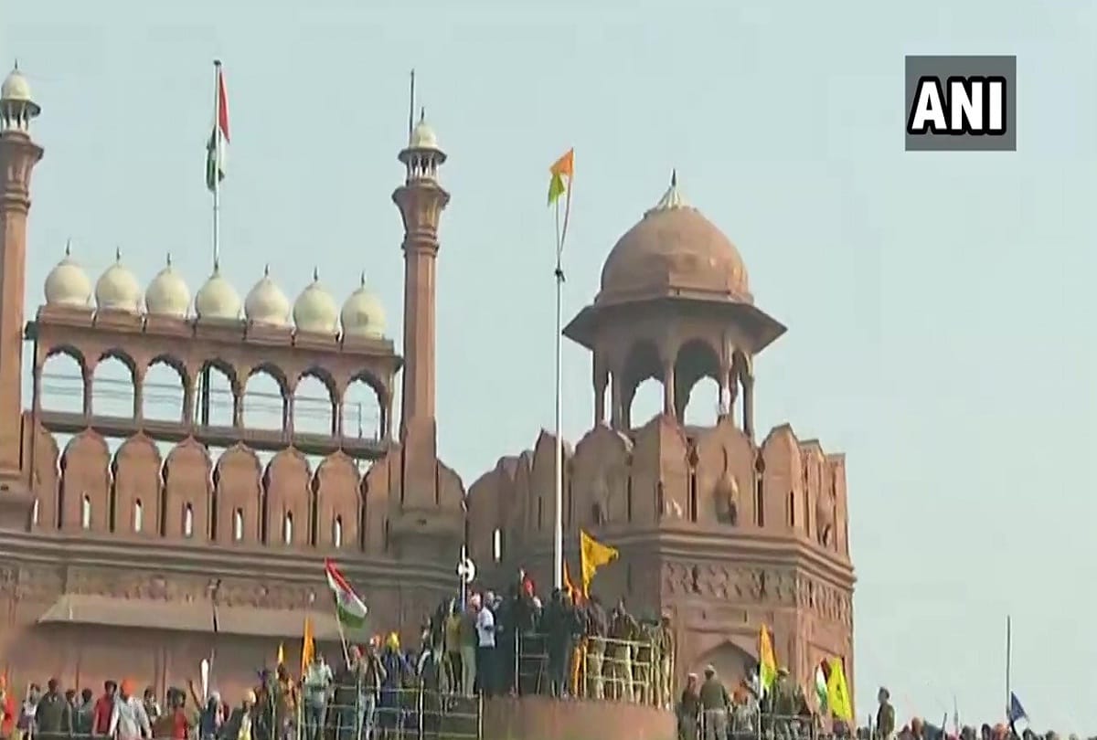 All security arrangements were kept down the farmers arrived in Delhi carrying tractors at Red Fort