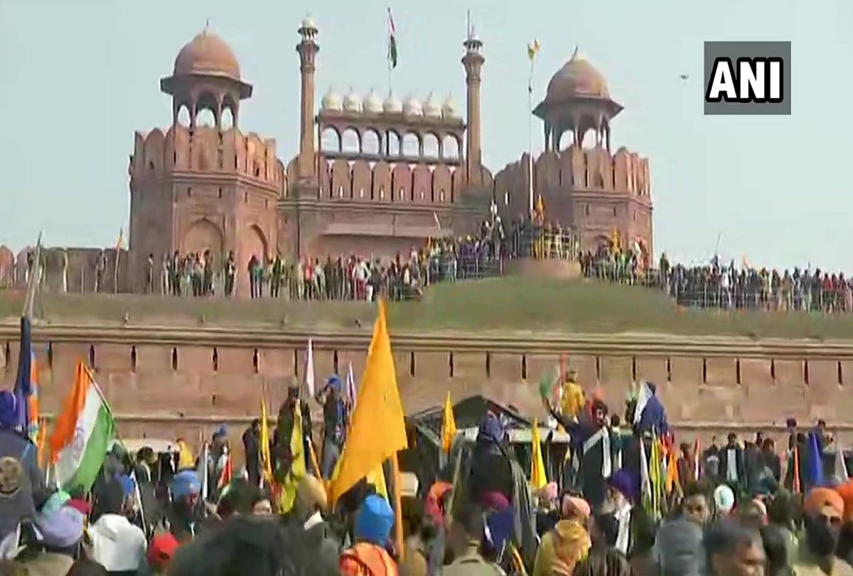 All security arrangements were kept down the farmers arrived in Delhi carrying tractors at Red Fort