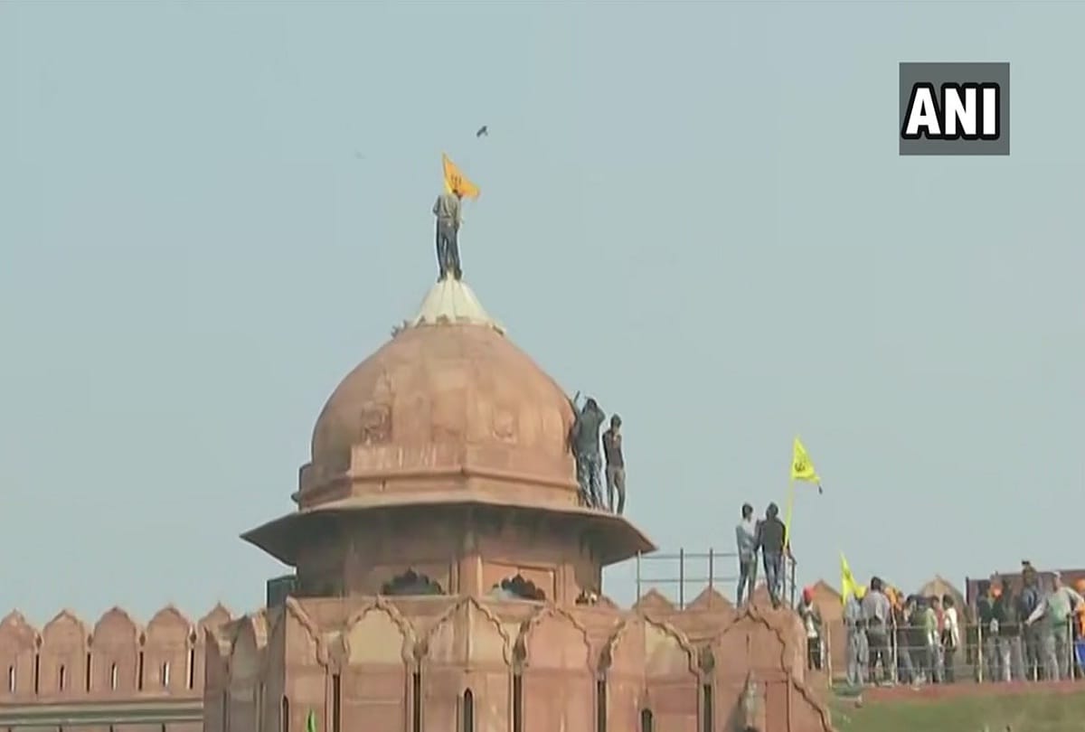 All security arrangements were kept down the farmers arrived in Delhi carrying tractors at Red Fort