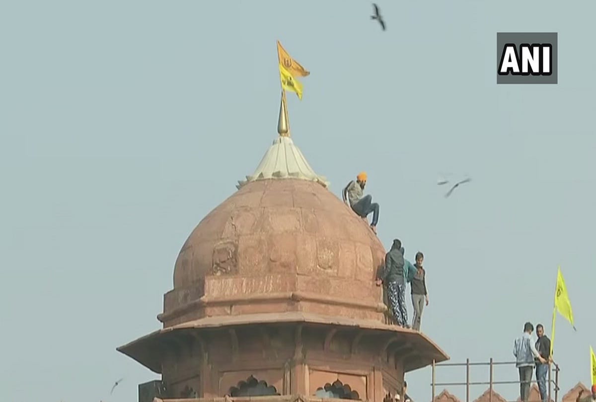 All security arrangements were kept down the farmers arrived in Delhi carrying tractors at Red Fort