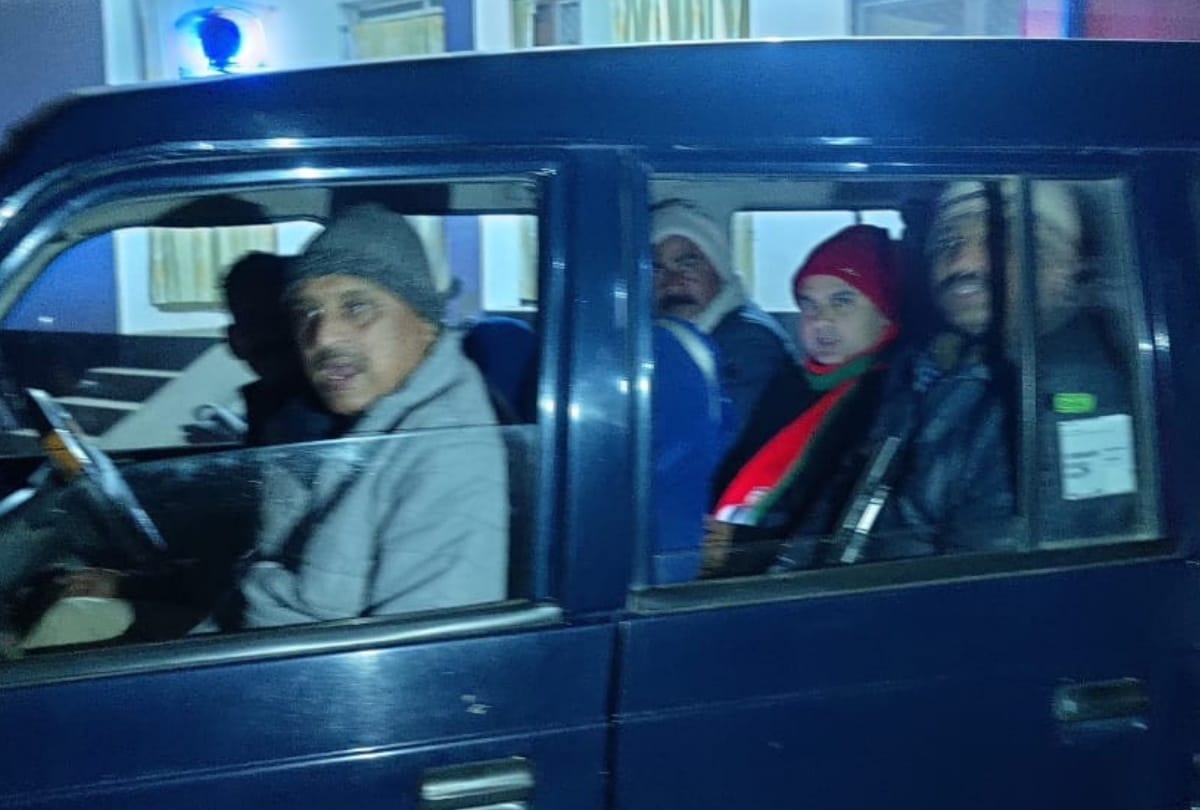 SP leader including many leaders detained after take out tractor rally in maharajganj