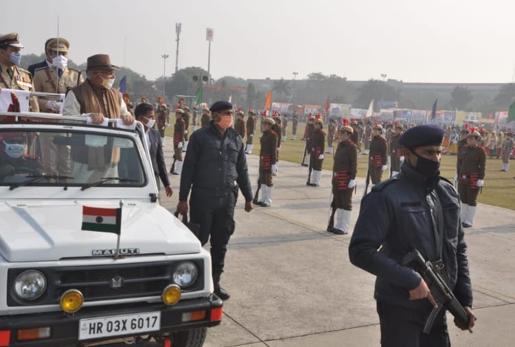 Haryana: Chief Minister Manohar Lal hoisted tricolor in Panchkula 