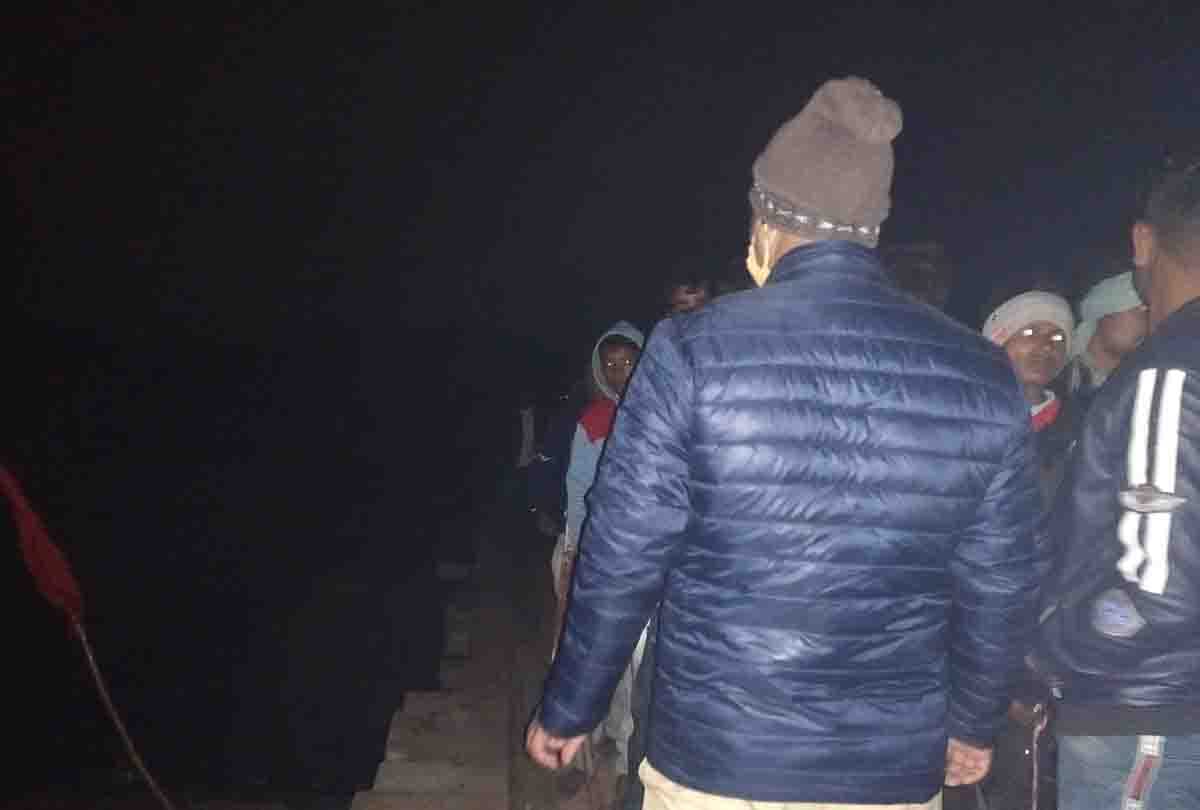Etawah: Car falls into river from Pontoon bridge on Yamuna river, one dead and two missing
