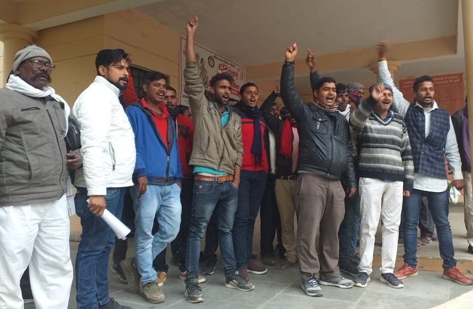 Protest against Samaspur Lekhpal on Tehsil