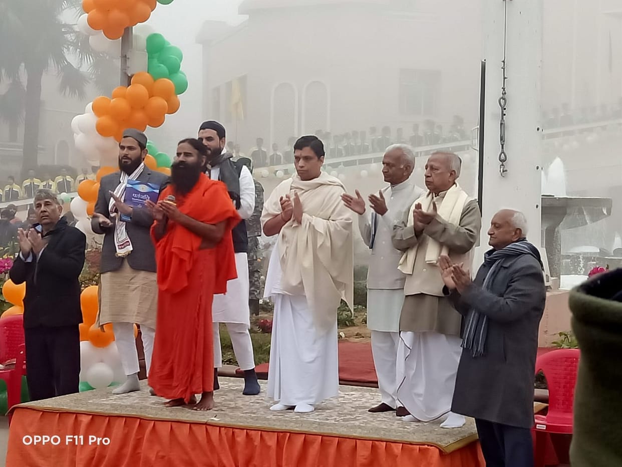 Republic Day 2021 in Uttarakhand : baba ramdev hoist 108 feet national flag in patanjali haridwar