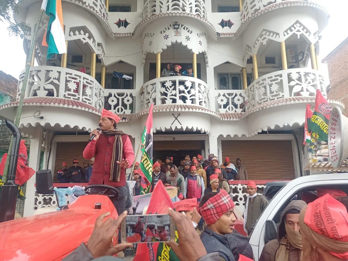 republic day tractor rally: Police ready to stop samajwadi party rally activists with tractor at former MP residence in azamgarh