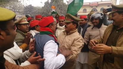 सपा कार्यकर्ताओं को पुलिस ने रोका।