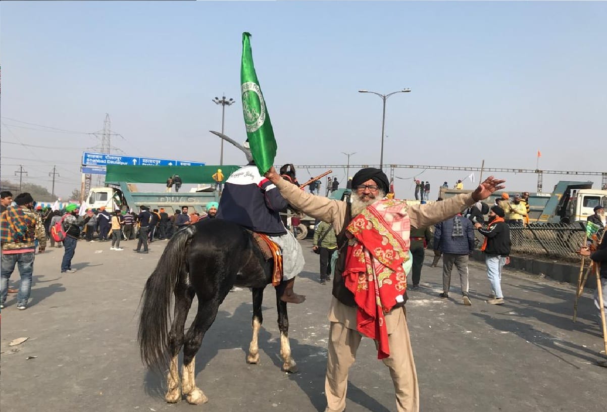 Tractor Rally Route on Republic Day 2021 News Nihang Sadhu attempts to attack the policeman with a sword kisan andolan news in hindi