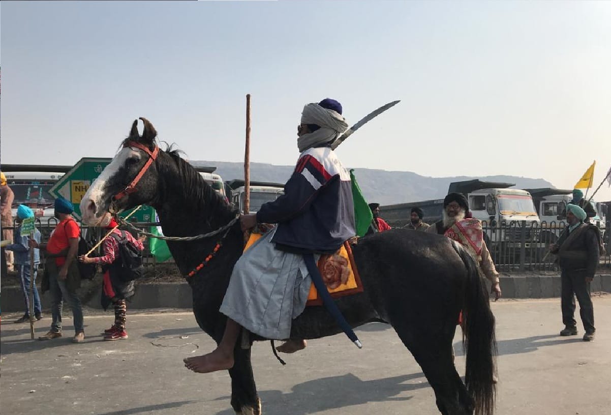 Tractor Rally Route on Republic Day 2021 News Nihang Sadhu attempts to attack the policeman with a sword kisan andolan news in hindi