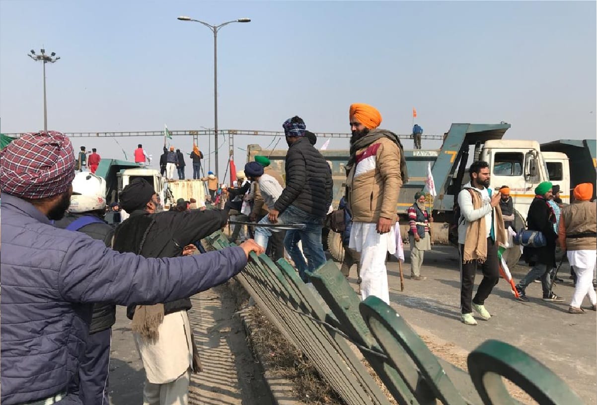 Tractor Rally Route on Republic Day 2021 News Nihang Sadhu attempts to attack the policeman with a sword kisan andolan news in hindi