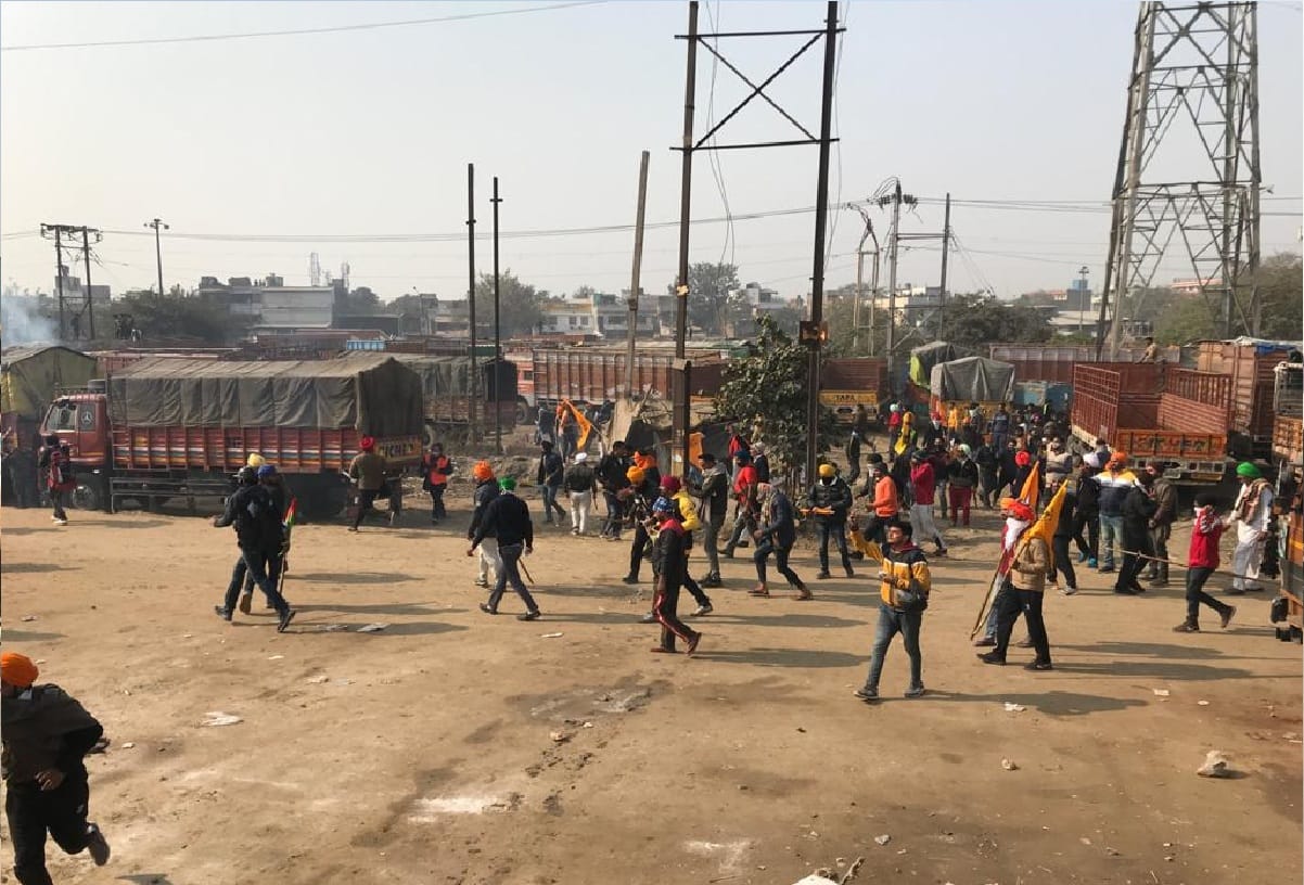 Tractor Rally Route on Republic Day 2021 News Nihang Sadhu attempts to attack the policeman with a sword kisan andolan news in hindi