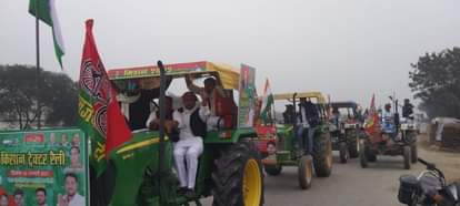 चंदौली में सपा की ट्रैक्टर रैली।