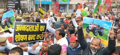 वाराणसी में सपा ने निकाली पदयात्रा।