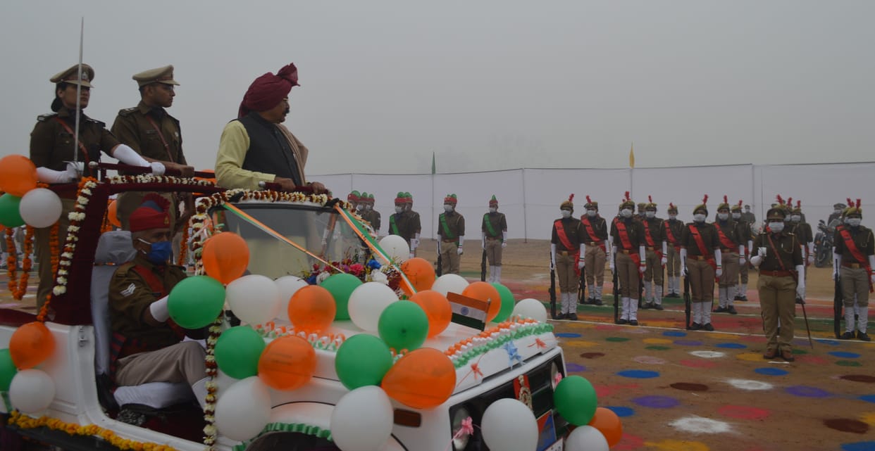 Hathras: SP honors police team of Sadabad Kotwali for busting inter-city vehicle thief gang