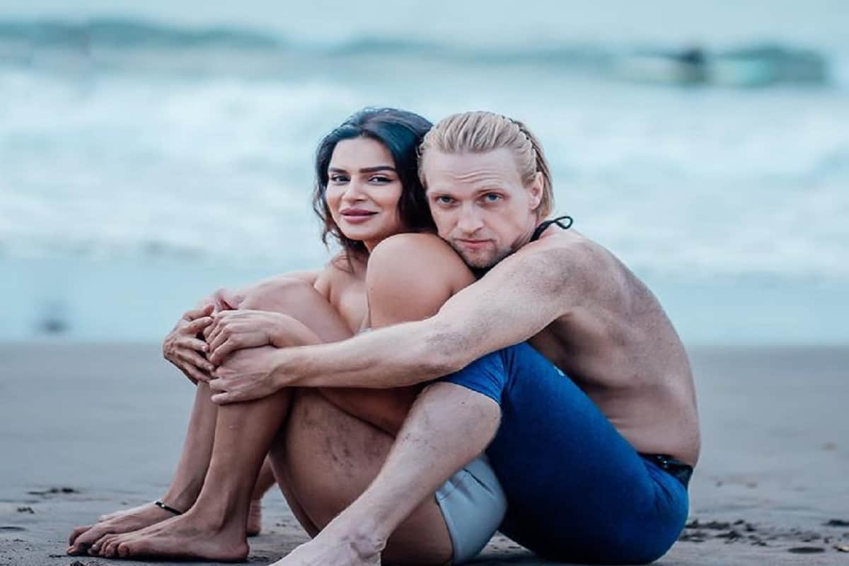 Aashka Goradia Posts Alluring Photos of Her Doing Yoga On The Beach with her husband