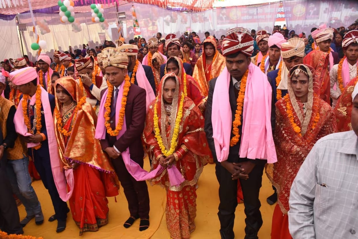 Fair garden becomes witness to the marriage of 36 couples