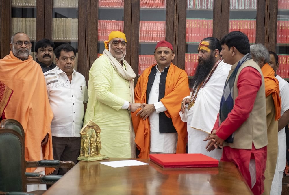 Saints of many states meet to Akhilesh Yadav.