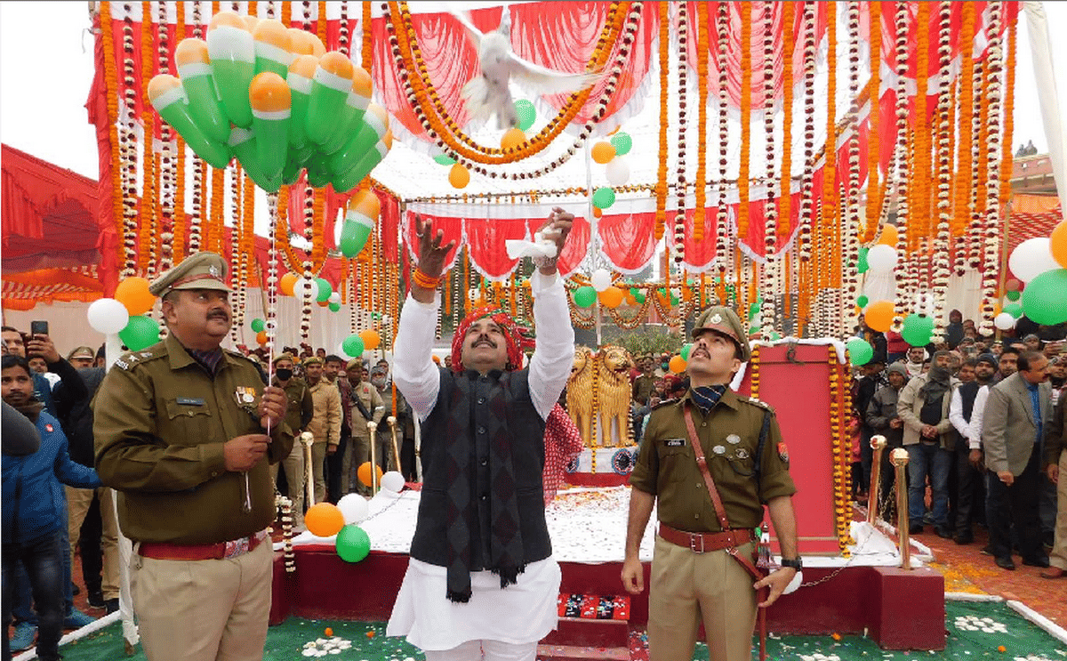 Cabinet Minister anil rajbhar leaves pigeons and balloons as a symbol of peace 