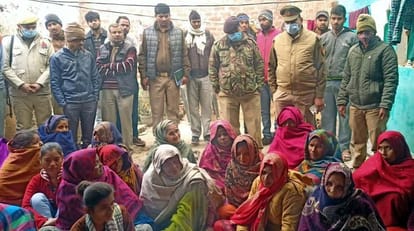 रोते-बिलखते महिला बैंक कर्मी के परिजन। संवाद