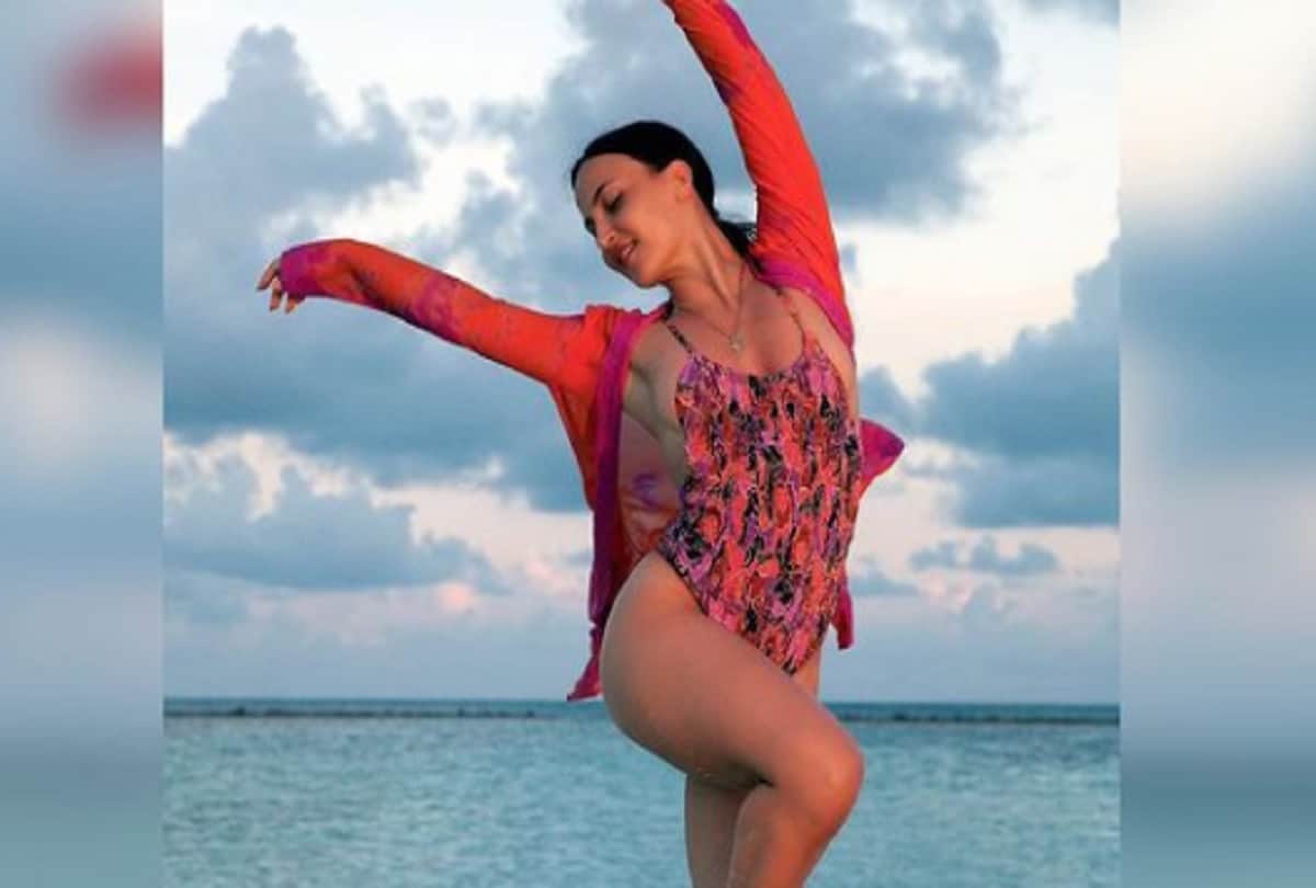 Bigg Boss fame Actress Elli Evrram shares her bold pics on Instagram