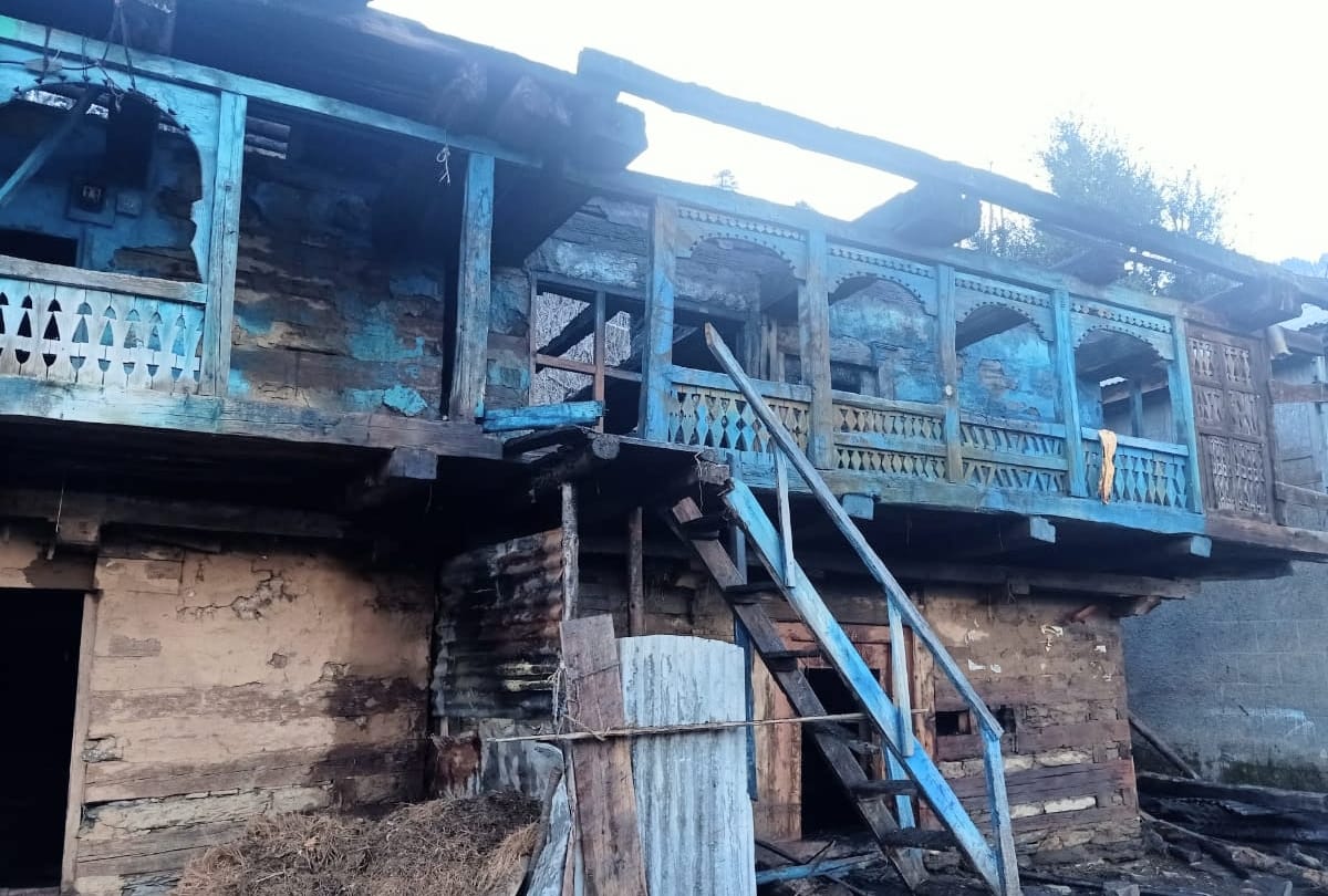 Himachal: Two houses burnt to ashes in Bajaura and Jagatsukh of Kullu