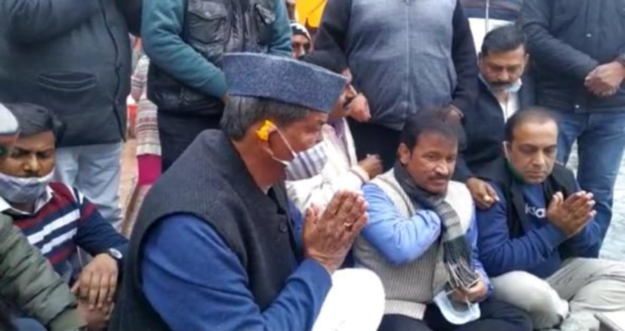 Haridwar Kumbh Mela 2021 latest news : harish rawat aganga snan and ganga puja meet with saint today