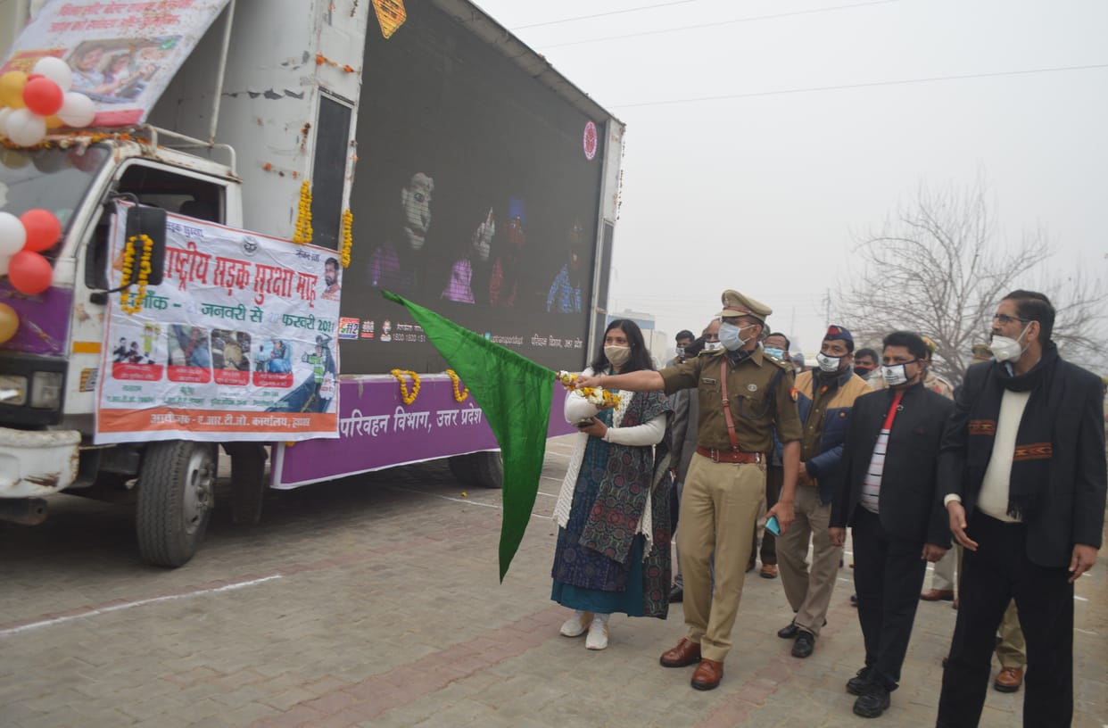 Hathras: SP flags off traffic awareness vehicle