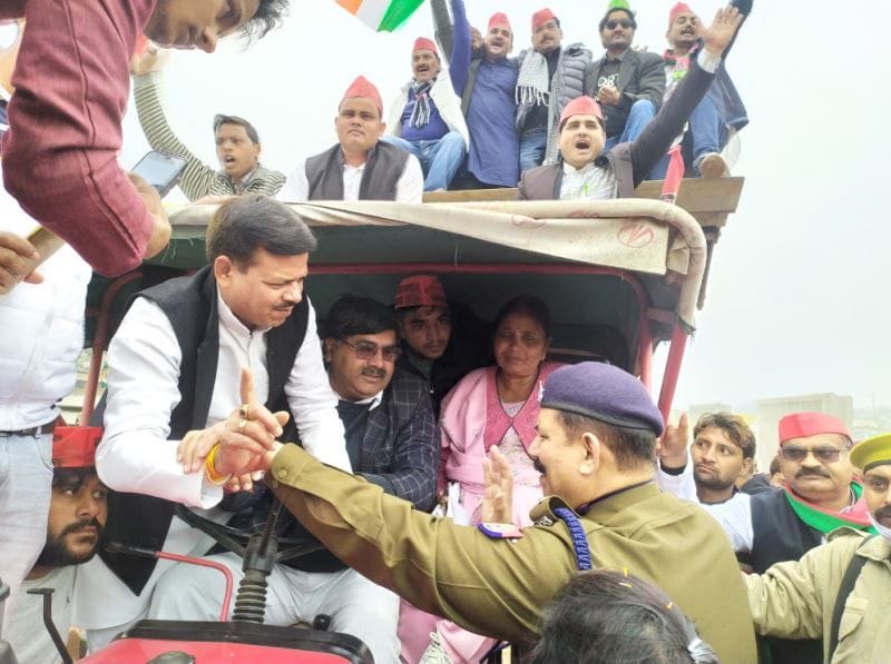 Hathras: Supporters protest agricultural laws by taking out tractor rally