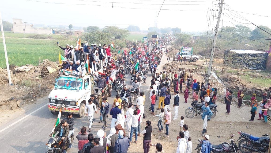 farmers take of 40 km parade with thousand of tractor
