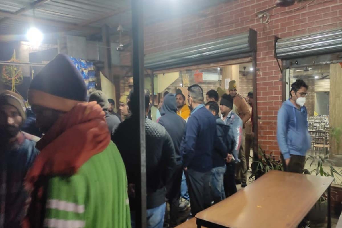 Clash with customer over food on a highway dhaba in Meerut