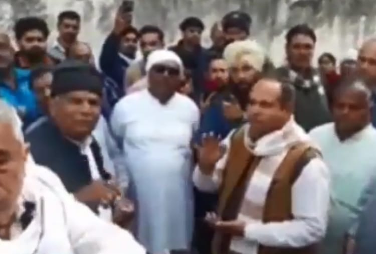Villagers gave farmers an ultimatum to clear the highway in 24 hours