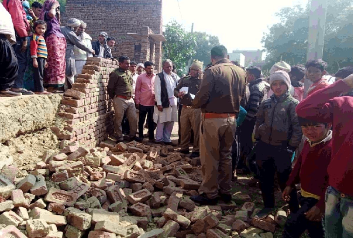 Aligarh news: The wall suddenly fell on playing children 