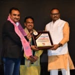 अभिषेक पाण्डेय को सम्मानित करते गणमान्य