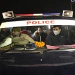 पकड़े गए संदिग्ध को अपने साथ ले जाती पुलिस